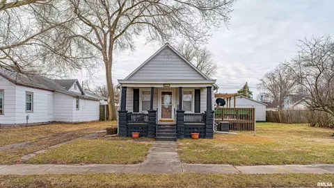 611 8th St, Lincoln, IL 62656