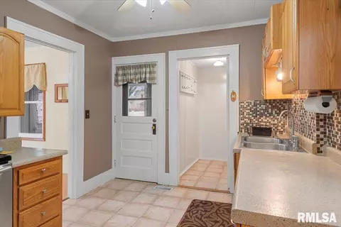 Entry Way - 2449 Yale Blvd, Springfield, IL 62703 photo 4 of 5