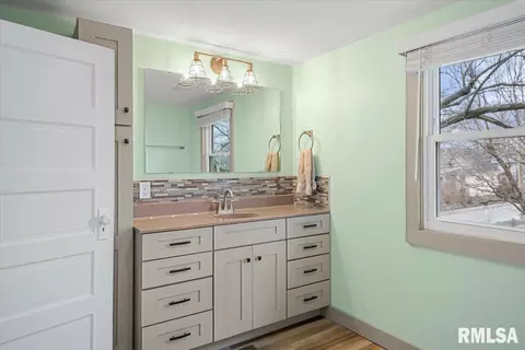 Bath - 2449 Yale Blvd, Springfield, IL 62703 photo 2 of 2
