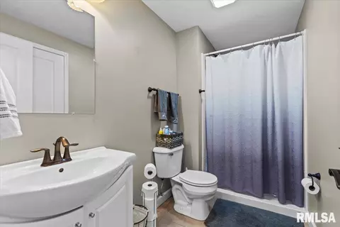 Bath - 4200 Amy Ct, Springfield, IL 62711 photo 4 of 4