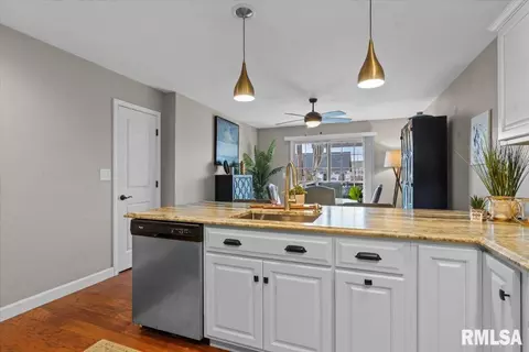 Kitchen - 4200 Amy Ct, Springfield, IL 62711 photo 4 of 4