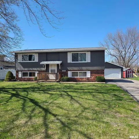 888 E Sunnyview Ave, Knoxville, IL 61448