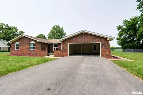 3519 E Lakeshore Dr, Taylorville, IL 62568