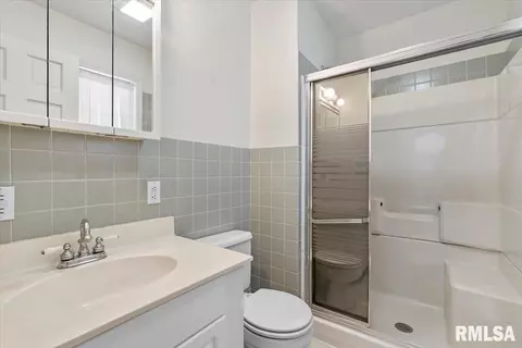 Bath - 1332 W Iles Ave, Springfield, IL 62704 photo 1 of 3