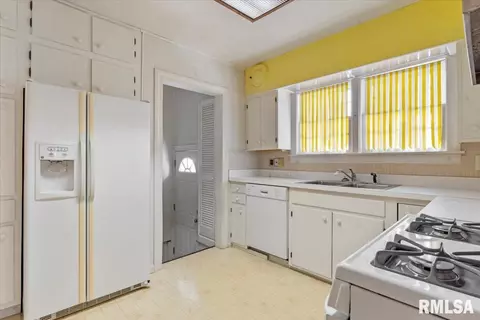 Kitchen - 1332 W Iles Ave, Springfield, IL 62704 photo 2 of 3