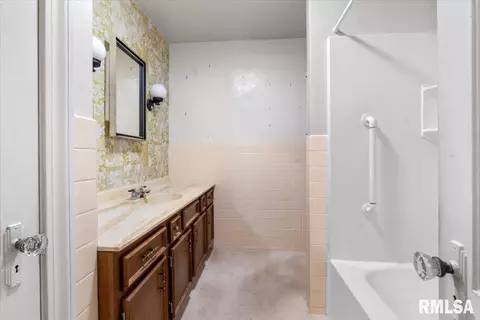 Bath - 1332 W Iles Ave, Springfield, IL 62704 photo 2 of 3