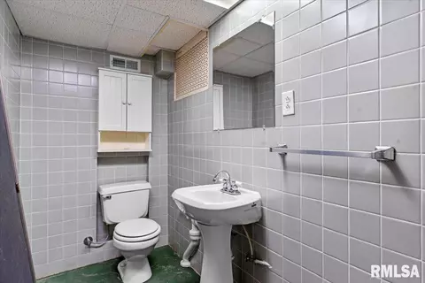 Bath - 1332 W Iles Ave, Springfield, IL 62704 photo 3 of 3