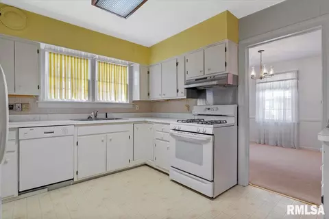 Kitchen - 1332 W Iles Ave, Springfield, IL 62704 photo 1 of 3