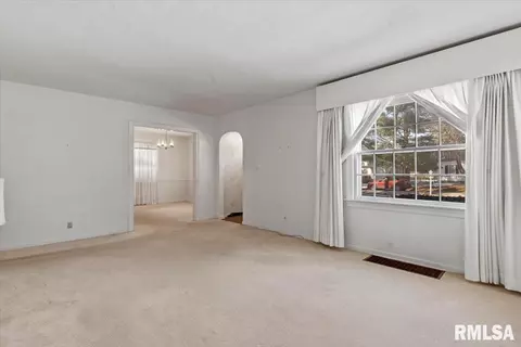 Living - 1332 W Iles Ave, Springfield, IL 62704 photo 3 of 4