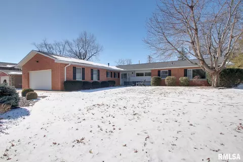 932 Country Club Dr W, Quincy, IL 62301