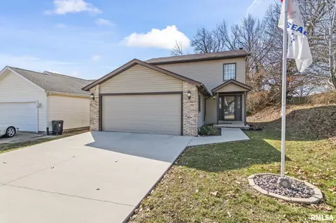 616 E Menard St, Riverton, IL 62561