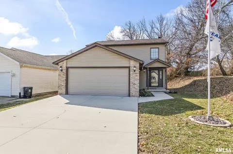 Exterior - 616 E Menard St, Riverton, IL 62561 photo 2 of 4