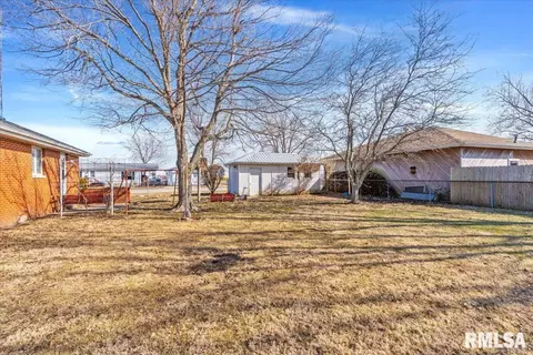 Exterior - 150 E Union St, Virden, IL 62690 photo 2 of 4