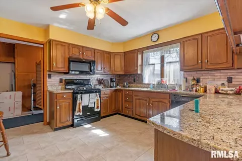 Kitchen - 150 E Union St, Virden, IL 62690 photo 3 of 4