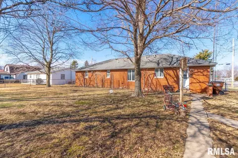Exterior - 150 E Union St, Virden, IL 62690 photo 4 of 4