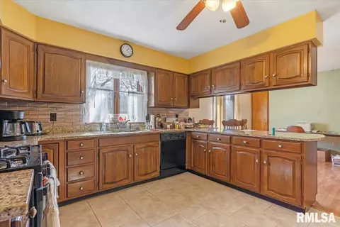 Kitchen - 150 E Union St, Virden, IL 62690 photo 4 of 4