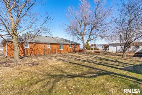 Exterior - 150 E Union St, Virden, IL 62690 photo 3 of 4
