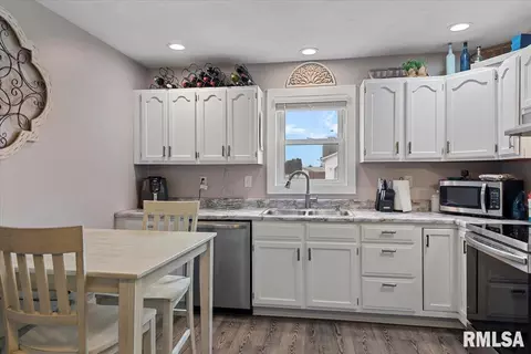 Kitchen - 2912 Lakeshire Dr, Springfield, IL 62707 photo 1 of 2