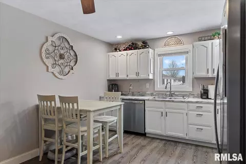 Kitchen - 2912 Lakeshire Dr, Springfield, IL 62707 photo 2 of 2