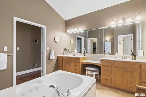 Bath - 237 Manor Hill Dr, Chatham, IL 62629 photo 2 of 5