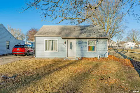 1528 Pulaski St, Lincoln, IL 62656