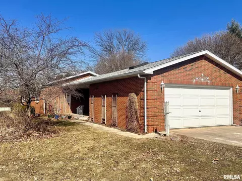 16 A Eisenhower Dr, Jacksonville, IL 62650