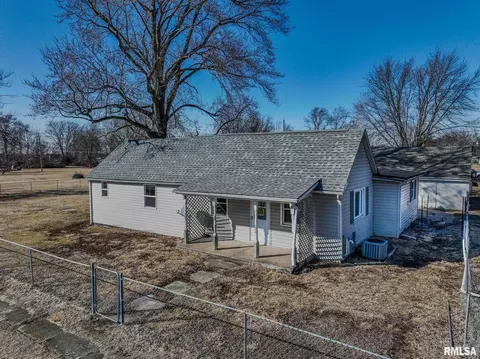500 W Warren St, Avon, IL 61415