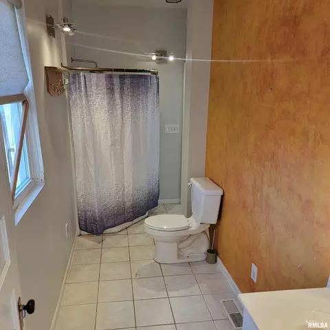 Bath - 1411 S 5th St, Springfield, IL 62703 photo 2 of 5