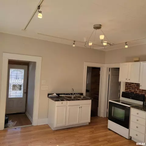 Entry Way - 1411 S 5th St, Springfield, IL 62703 photo 6 of 11
