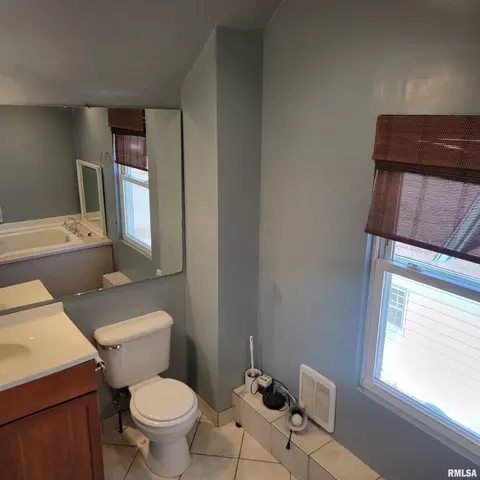 Bath - 1411 S 5th St, Springfield, IL 62703 photo 3 of 5