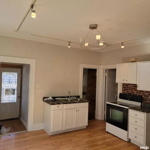 Entry Way - 1411 S 5th St, Springfield, IL 62703 photo 4 of 11