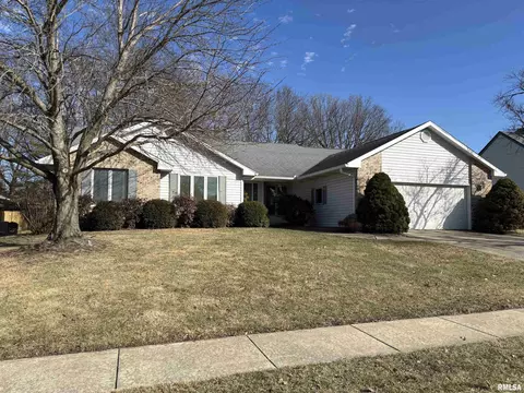202 Westwinds Dr, Jacksonville, IL 62650