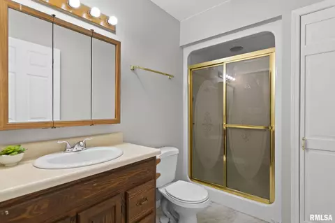Bath - 111 W Wilcox St, Springfield, IL 62707 photo 3 of 4
