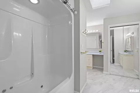 Bath - 111 W Wilcox St, Springfield, IL 62707 photo 2 of 4
