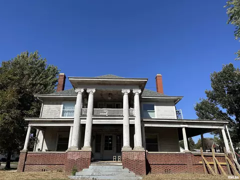 471 W Lafayette St, Rushville, IL 62681