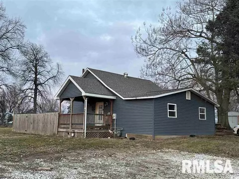 113 S Walnut St, Versailles, IL 62378