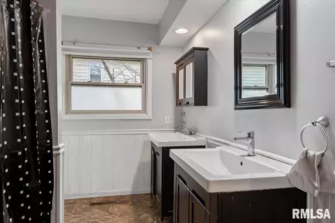 Bath - 136 Pinehurst Dr, Springfield, IL 62704 photo 2 of 2