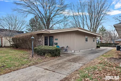 136 Pinehurst Dr, Springfield, IL 62704