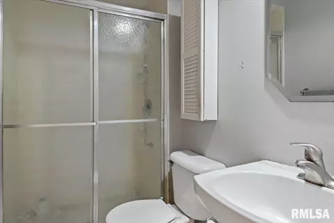 Bath - 136 Pinehurst Dr, Springfield, IL 62704 photo 1 of 2