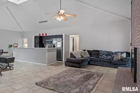 Entry Way - 136 Pinehurst Dr, Springfield, IL 62704 photo 4 of 7