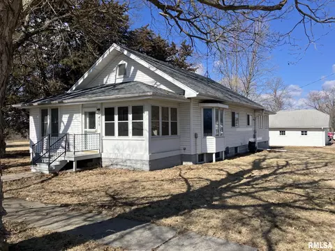 405 W Penn Ave, Roseville, IL 61473