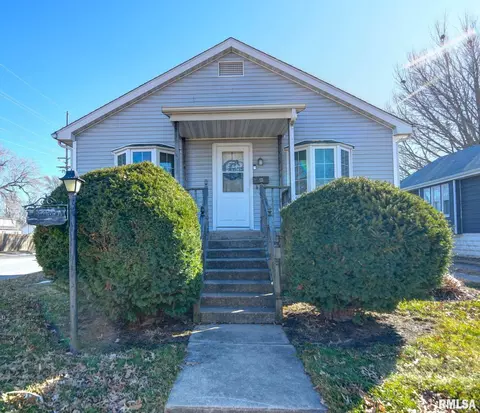 1002 W Poplar St, Taylorville, IL 62568