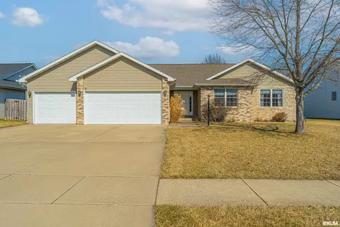 309 Garvey Ln, Chatham, IL 62629