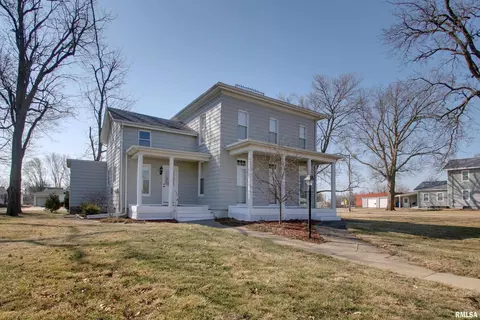 Exterior - 208 E South St, Mendon, IL 62351 photo 1 of 2