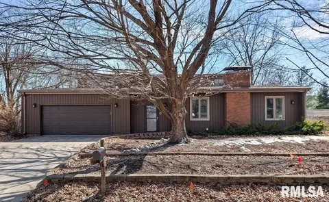 8 Oakwood Dr, Springfield, IL 62711