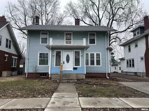 1015 W Main Cross St, Taylorville, IL 62568