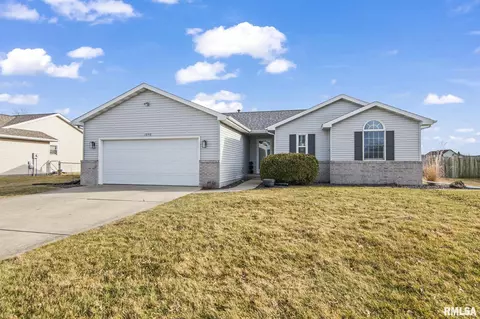 1040 Oakbrook Ave, Chatham, IL 62629