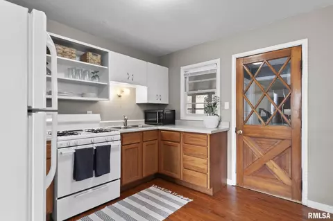 Kitchen - 1104 Johnson Ln, Springfield, IL 62702 photo 6 of 6