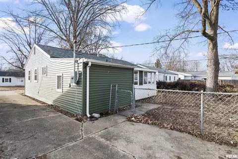 Exterior - 1104 Johnson Ln, Springfield, IL 62702 photo 17 of 20