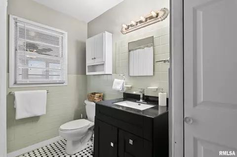 Bath - 1104 Johnson Ln, Springfield, IL 62702 photo 2 of 2